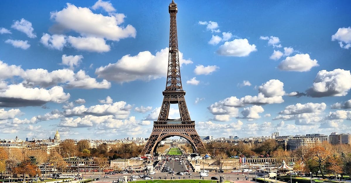 découvrez paris, la ville des lumières, riche en histoire, culture et gastronomie. explorez ses monuments emblématiques, flânez le long de la seine et profitez de l'art de vivre à la française dans cette métropole envoûtante.