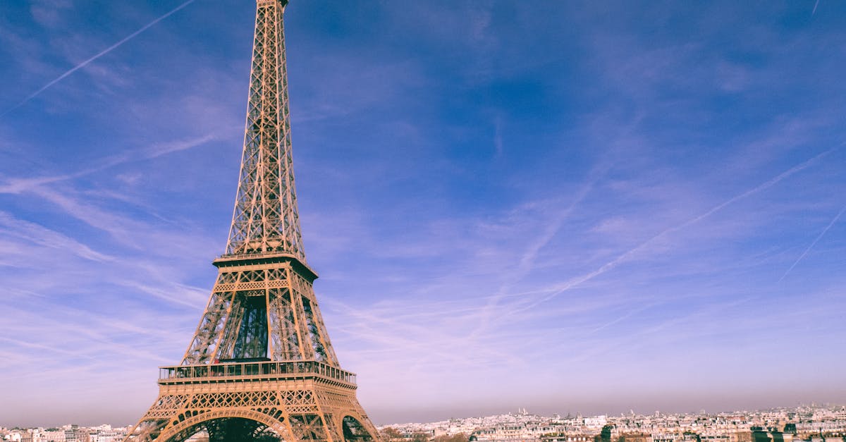 découvrez paris, la capitale romantique de la france, célèbre pour ses monuments emblématiques, sa riche histoire et sa culture vibrante. explorez la tour eiffel, le louvre et flânez le long de la seine tout en savourant la cuisine française dans ses nombreux cafés et restaurants.