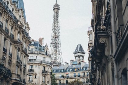 découvrez la magie de paris, la ville des lumières. explorez ses monuments emblématiques, ses musées renommés et ses charmants cafés. plongez dans la culture, l'art et la gastronomie de cette capitale incontournable.