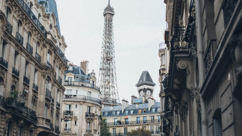 découvrez la magie de paris, la ville des lumières. explorez ses monuments emblématiques, ses musées renommés et ses charmants cafés. plongez dans la culture, l'art et la gastronomie de cette capitale incontournable.