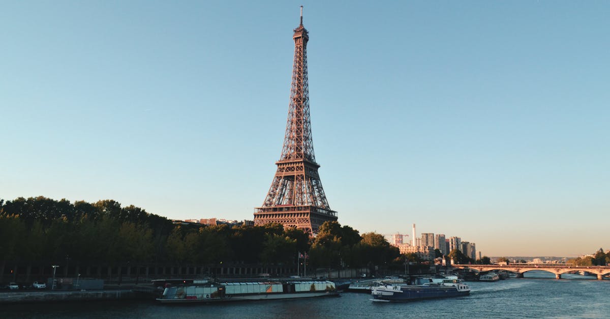 découvrez paris, la ville des lumières, célèbre pour ses monuments emblématiques, sa cuisine raffinée et son ambiance romantique. explorez ses ruelles charmantes, ses musées de renommée mondiale et vivez une expérience inoubliable au cœur de la capitale française.