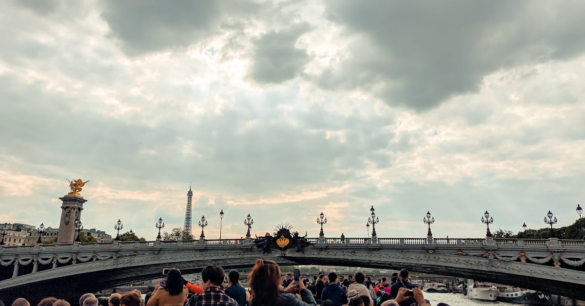 découvrez les attractions incontournables de paris, entre monuments emblématiques, musées fascinants et expériences uniques. plongez au cœur de la magie de la ville lumière et planifiez votre visite pour ne rien manquer.