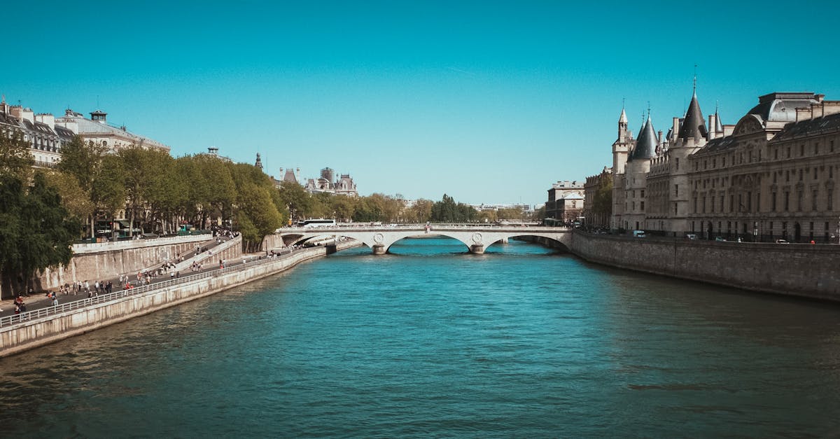 découvrez les attractions incontournables de paris, de la majestueuse tour eiffel aux charmants musées et boulevards. plongez dans l'histoire, la culture et la gastronomie de la capitale française et vivez une expérience inoubliable.