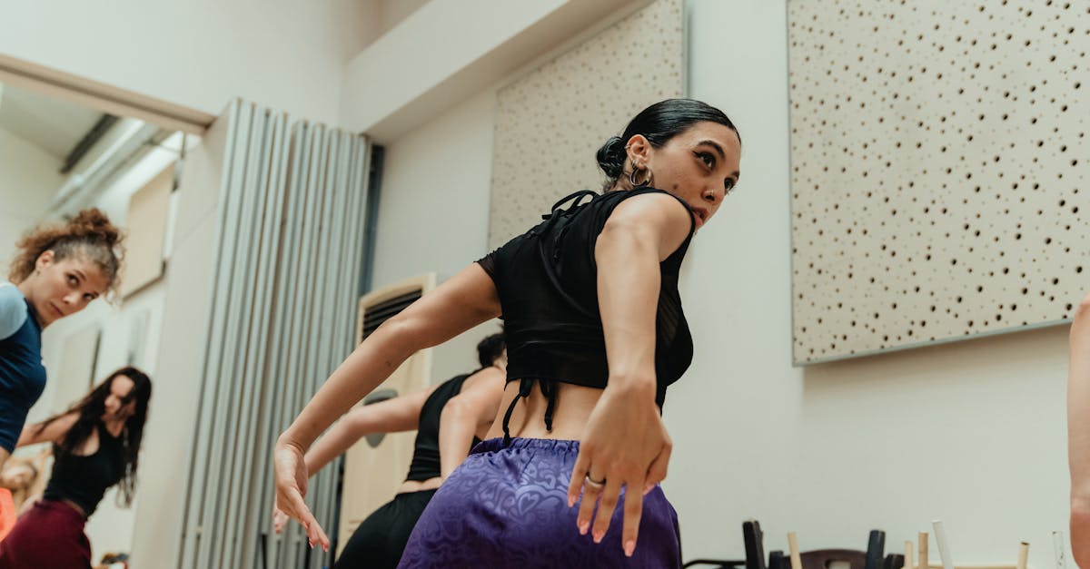 explorez l'univers captivant des arts du spectacle, où la danse, le théâtre et la musique s'entrelacent pour offrir des expériences inoubliables. plongez dans la créativité et l'émotion des performances live et découvrez les talentueux artistes qui donnent vie à cet art dynamique.