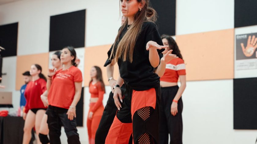 découvrez l'univers captivant des arts du spectacle à travers des performances éblouissantes, des spectacles vivants et des créations innovantes qui éveillent les sens et inspirent l'âme. plongez dans la magie du théâtre, de la danse et de la musique, et laissez-vous emporter par cette expérience artistique unique.