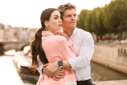 découvrez la magie de la seine, fleuve emblématique de paris. explorez ses rives pittoresques, ses monuments historiques et ses croisières enchanteuses. plongez dans l'histoire et la beauté de cette artère vitale qui traverse la capitale française.