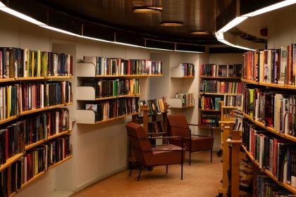 découvrez l'univers fascinant des librairies, où chaque coin regorge de mots et d'histoires. explorez une sélection variée de livres, des best-sellers aux œuvres rares, et plongez dans un monde de culture et de savoir. que vous soyez passionné de littérature, amateur de bd ou à la recherche de votre prochain roman préféré, nos librairies vous offrent une expérience inoubliable.