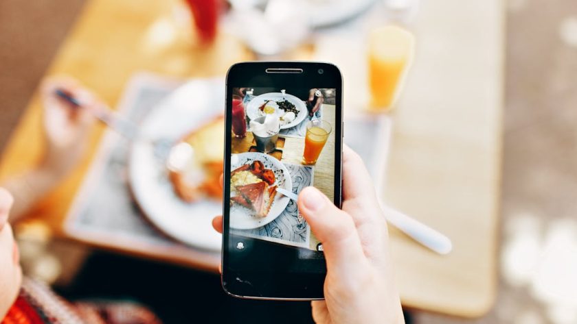 découvrez l'art du brunch, un mélange savoureux de petit-déjeuner et de déjeuner. profitez d'une atmosphère conviviale avec une sélection de metsdélicieux, allant des viennoiseries fraîches aux plats chauds réconfortants. parfait pour un dimanche en famille ou entre amis!