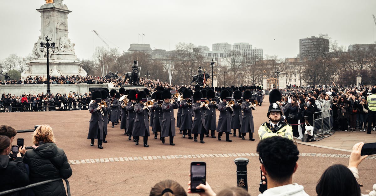 découvrez buckingham palace, la résidence officielle de la reine d'angleterre, un symbole emblématique de la monarchie britannique. explorez son histoire fascinante, ses somptueux jardins et assistez à la relève de la garde, un événement incontournable pour tout visiteur à londres.