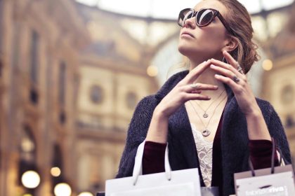découvrez les dernières tendances de la mode avec notre sélection unique de vêtements et accessoires. inspirez-vous de nos looks audacieux pour afficher votre style et affirmez votre personnalité au quotidien.