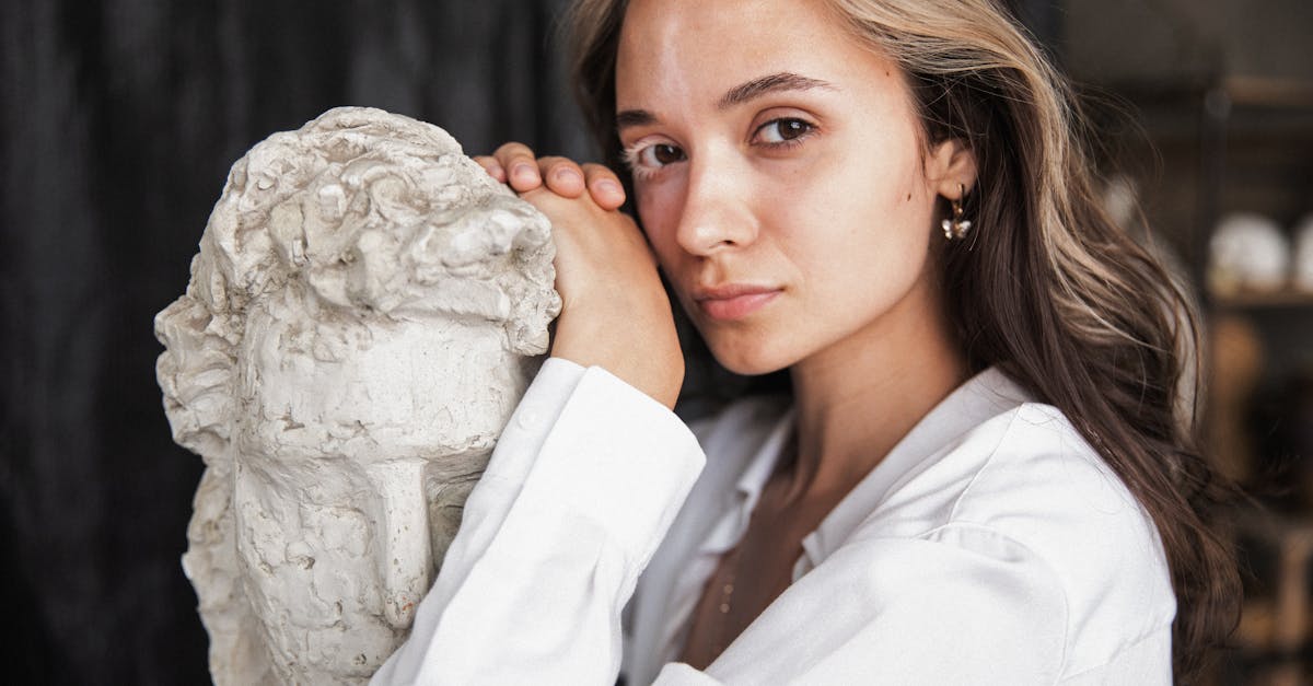 découvrez les musées de la mode, où l'art et l'histoire du vêtement se rencontrent. explorez des expositions fascinantes sur l'évolution des styles, des designers emblématiques et les tendances qui ont marqué les époques. plongez dans l'univers captivant de la mode à travers les collections uniques de ces institutions culturelles.