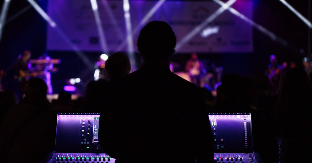 découvrez l'énergie des performances en direct qui captivent les foules et créent des moments inoubliables. plongée au cœur de l'art vivant, ces spectacles offrent une expérience unique mêlant musique, théâtre et danse. rejoignez-nous pour vivre des émotions intenses et des atmosphères vibrantes lors d'événements exceptionnels.