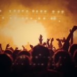 découvrez l'énergie et l'émotion des live performances : une expérience unique où la musique prend vie sur scène. des artistes talentueux, des ambiances électrisantes et des moments mémorables vous attendent !