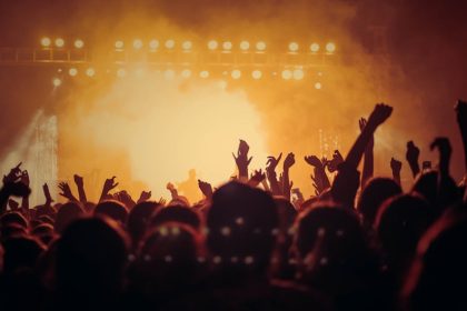 découvrez l'énergie et l'émotion des live performances : une expérience unique où la musique prend vie sur scène. des artistes talentueux, des ambiances électrisantes et des moments mémorables vous attendent !