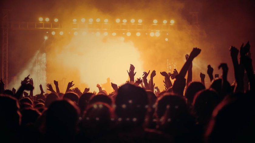 découvrez l'énergie et l'émotion des live performances : une expérience unique où la musique prend vie sur scène. des artistes talentueux, des ambiances électrisantes et des moments mémorables vous attendent !