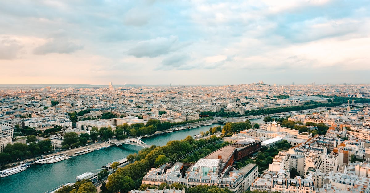 découvrez paris, la ville lumière, célèbre pour ses monuments emblématiques, sa riche histoire et sa culture vibrante. explorez les charmants quartiers, savourez la gastronomie française et laissez-vous séduire par l'art et la mode qui font de cette capitale européenne une destination incontournable.