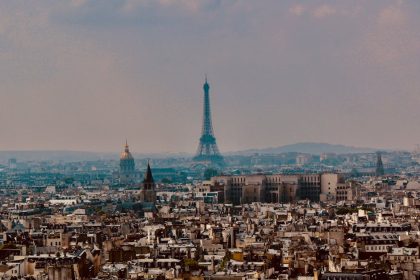 découvrez paris, la ville lumière, avec ses monuments emblématiques, sa culture vibrante et sa gastronomie raffinée. explorez les rues pittoresques, les musées de renommée mondiale et les délicieux cafés qui font de paris une destination inoubliable.