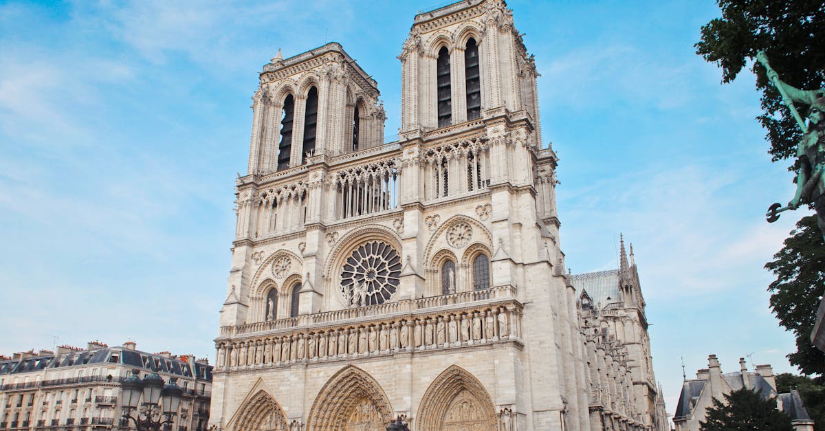 découvrez paris, la capitale française, célèbre pour son histoire riche, ses monuments emblématiques comme la tour eiffel, ses musées prestigieux tels que le louvre, et sa culture vibrante. flânez dans ses charmants quartiers, savourez la gastronomie française et vivez l'élégance et le romantisme de cette ville inoubliable.