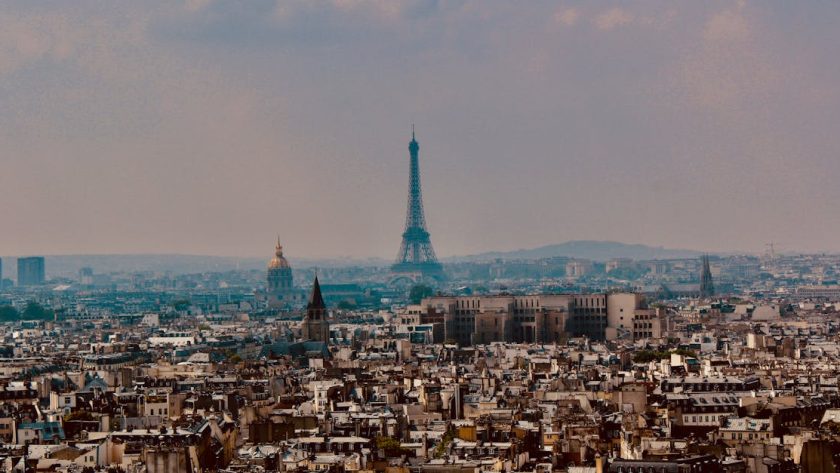 découvrez paris, la ville lumière, avec ses monuments emblématiques, sa culture vibrante et sa gastronomie raffinée. explorez les rues pittoresques, les musées de renommée mondiale et les délicieux cafés qui font de paris une destination inoubliable.