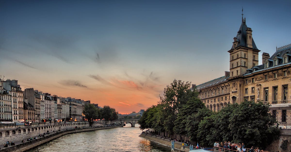 découvrez l'essence du style de vie parisien à travers ses charmants cafés, ses boutiques de mode emblématiques et ses promenades pittoresques. plongez dans la culture, la gastronomie et l'élégance de la vie à paris.