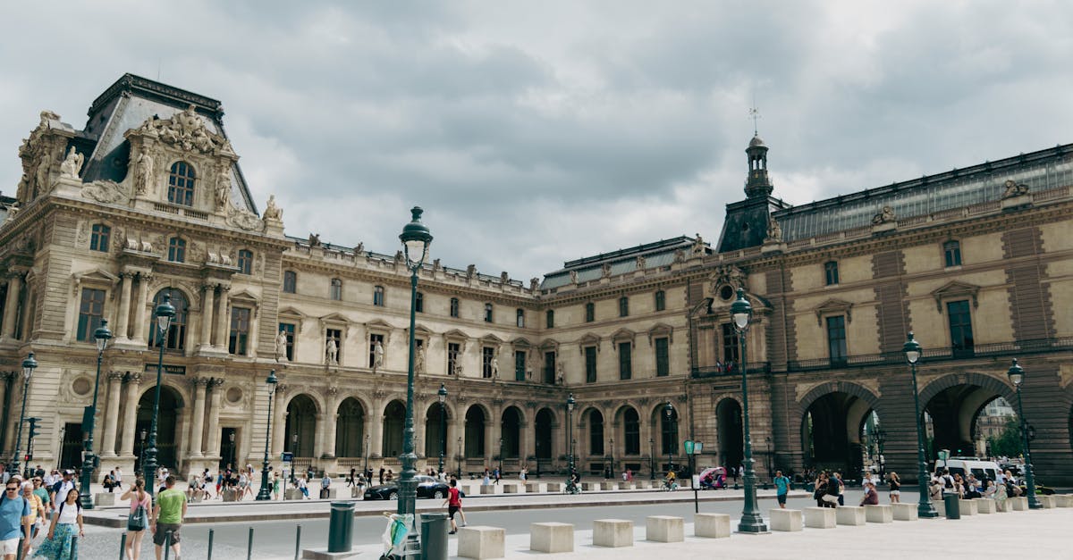 découvrez l'incroyable histoire des monuments parisiens, véritables témoins du passé de la capitale française. plongez dans l'architecture, les légendes et les événements marquants qui ont façonné ces symboles emblématiques de paris.