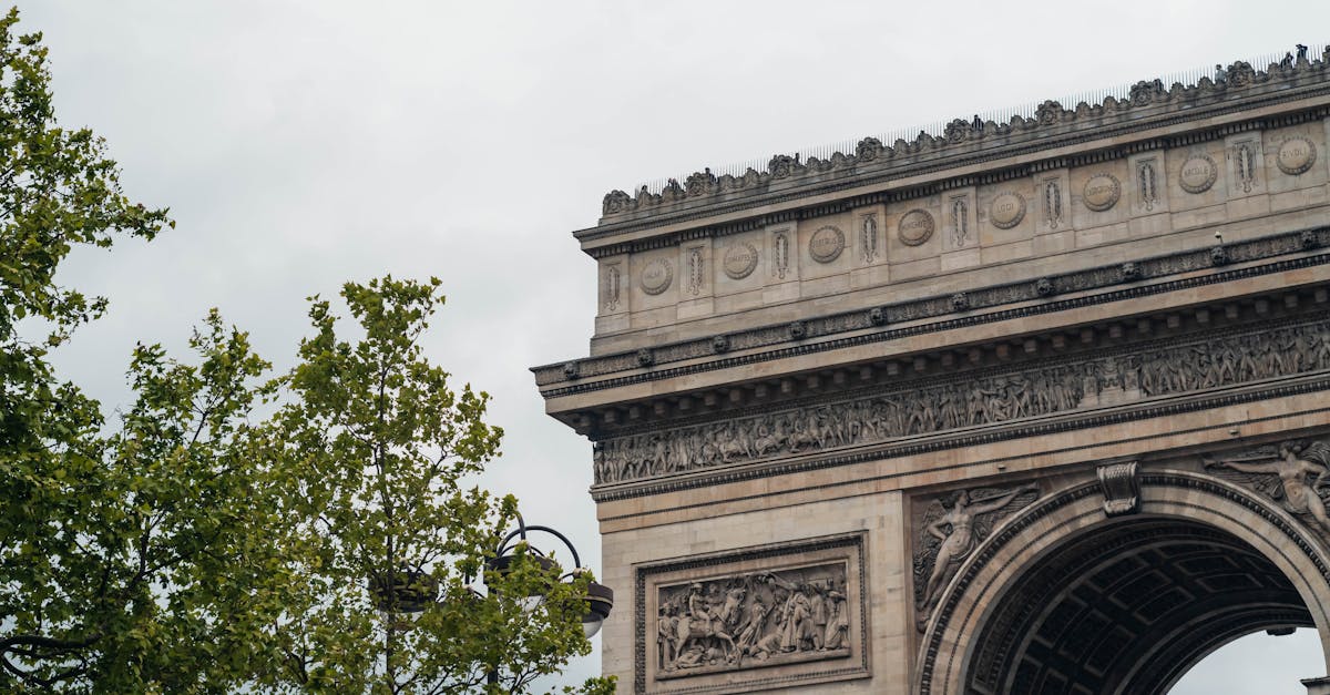 découvrez l'histoire fascinante des monuments parisiens, emblèmes de la culture et du patrimoine français. explorez l'évolution architecturale et les récits captivants derrière des sites emblématiques tels que la tour eiffel, le louvre et notre-dame.