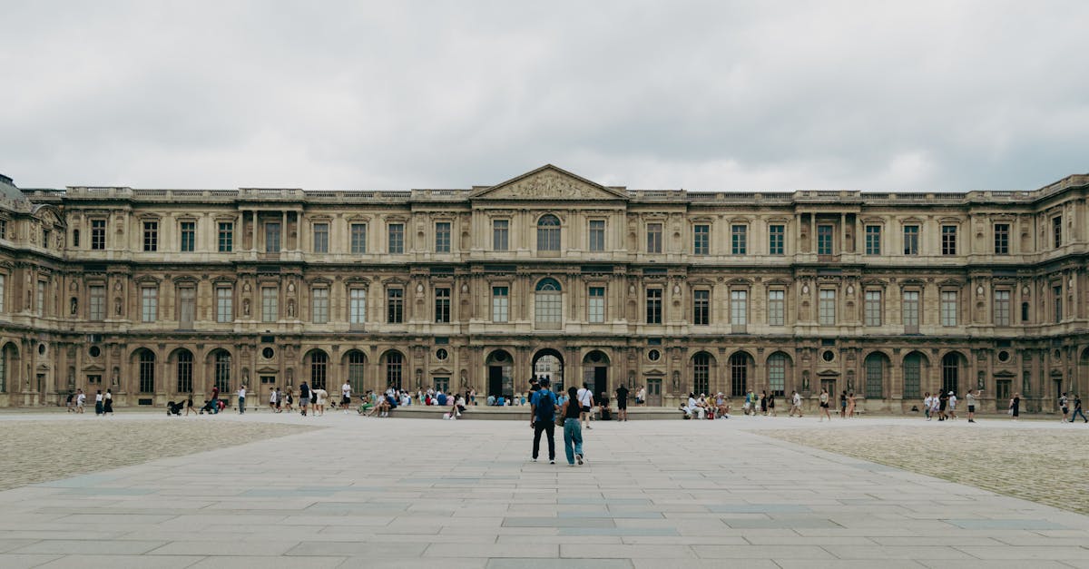 découvrez l'histoire fascinante des monuments parisiens, des emblématiques tours de la cathédrale notre-dame à l'impressionnante grandeur de la tour eiffel. plongez dans le riche patrimoine culturel de paris et laissez-vous séduire par les récits captivants qui se cachent derrière ces trésors architecturaux.