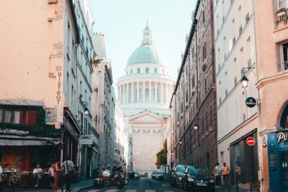 découvrez l'histoire fascinante des monuments parisiens, emblèmes de la culture et du patrimoine français. plongez dans le passé riche de la capitale, des majestueux musées aux impressionnantes cathédrales, et explorez comment ces structures emblématiques ont façonné l'identité de paris.