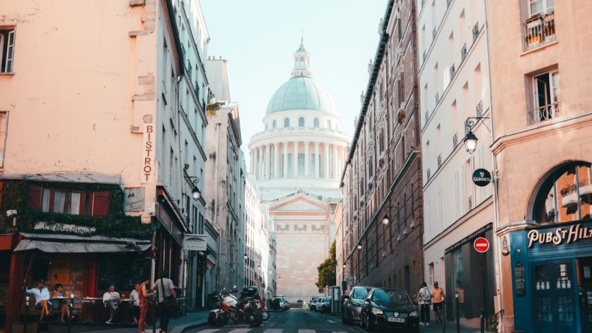 découvrez l'histoire fascinante des monuments parisiens, emblèmes de la culture et du patrimoine français. plongez dans le passé riche de la capitale, des majestueux musées aux impressionnantes cathédrales, et explorez comment ces structures emblématiques ont façonné l'identité de paris.
