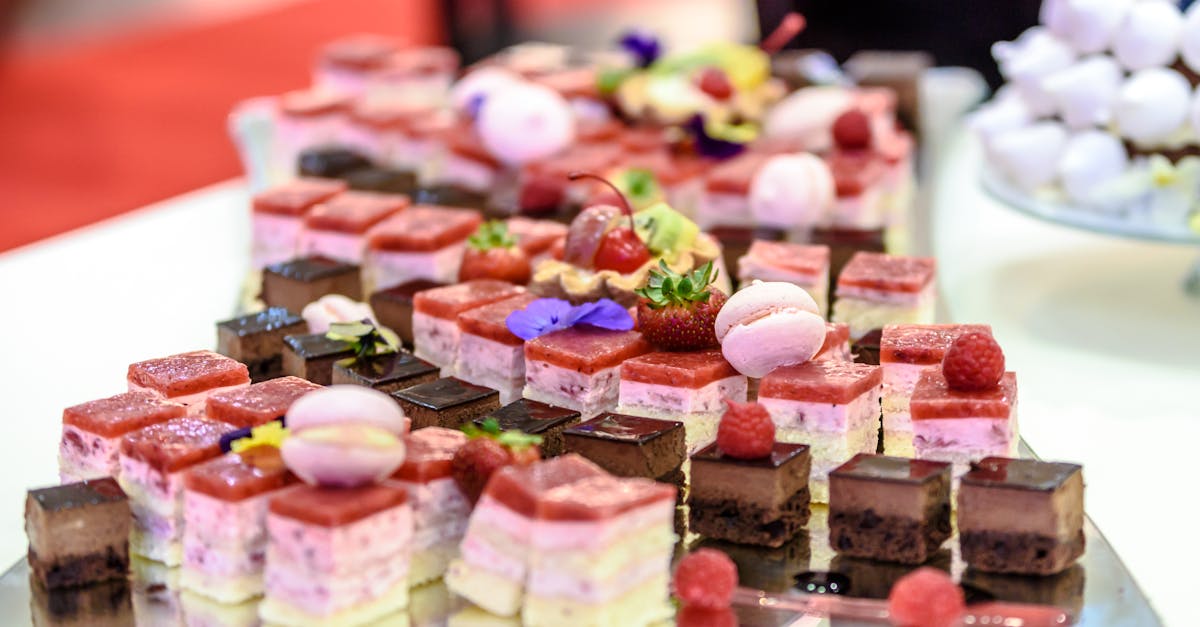 découvrez un monde de délices sucrés avec notre sélection de pâtisseries artisanales. savourez des créations uniques, allant des éclairs aux macarons, préparées avec passion et des ingrédients de qualité. parfaites pour toute occasion ou simplement pour se faire plaisir!