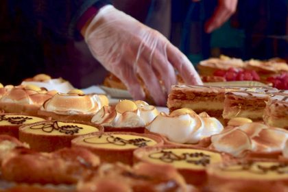 découvrez notre délicieuse sélection de pâtisseries artisanales, des classiques aux créations modernes. savourez des éclairs, tartes et gâteaux, parfaits pour chaque occasion ou simplement pour se faire plaisir. faites un voyage gourmand au cœur des saveurs!