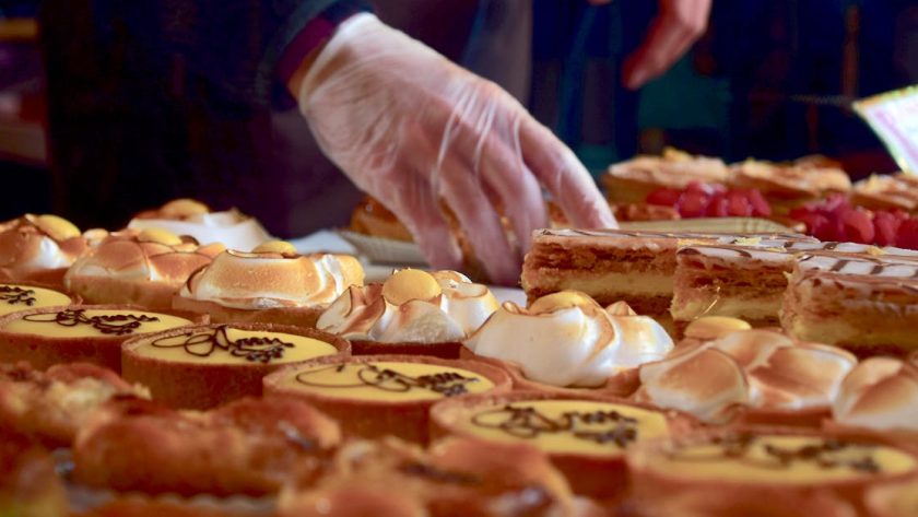 découvrez notre délicieuse sélection de pâtisseries artisanales, des classiques aux créations modernes. savourez des éclairs, tartes et gâteaux, parfaits pour chaque occasion ou simplement pour se faire plaisir. faites un voyage gourmand au cœur des saveurs!
