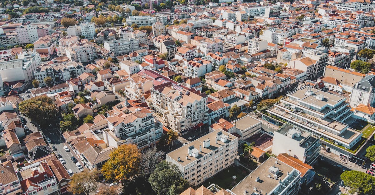 découvrez des vues époustouflantes depuis notre rooftop, où le panorama urbain rencontre le ciel. profitez d'un moment inoubliable avec une ambiance unique, idéale pour des soirées relaxantes ou des événements spéciaux.