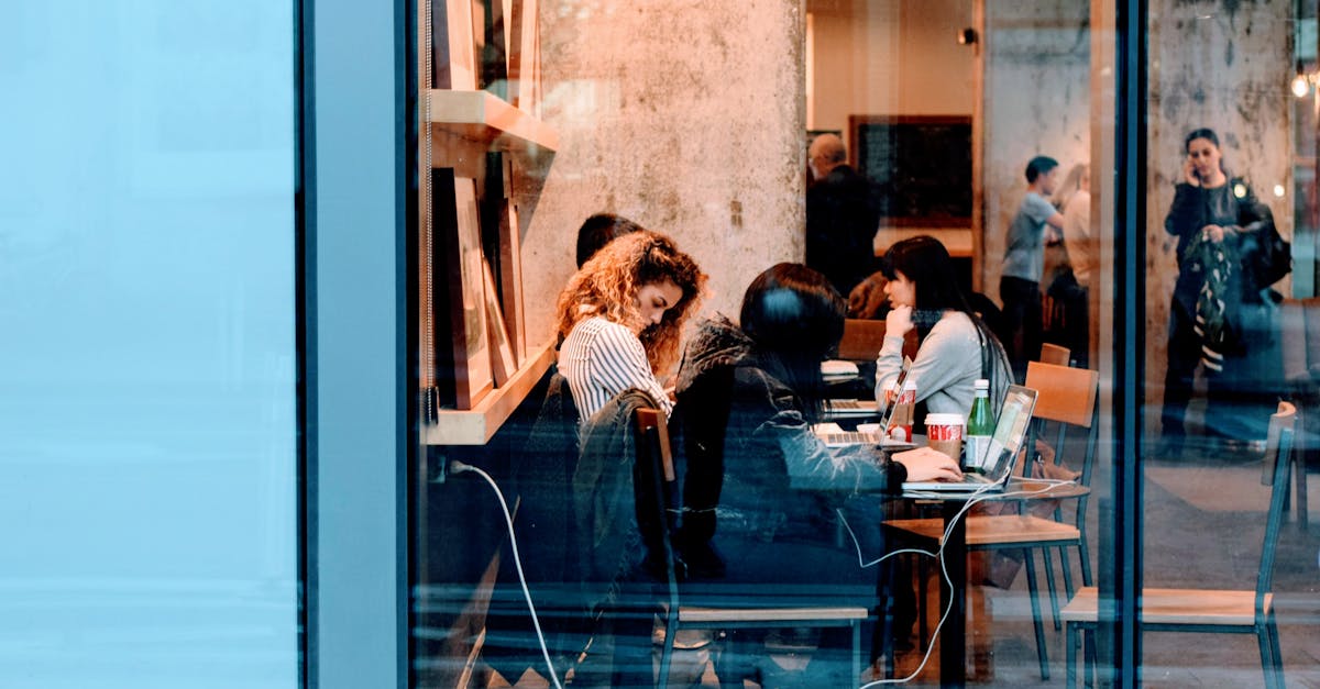 découvrez l'univers du café, de ses origines à ses multiples variétés. explorez les saveurs, les méthodes de préparation et les bienfaits de cette boisson emblématique, tout en apprenant à apprécier chaque tasse.