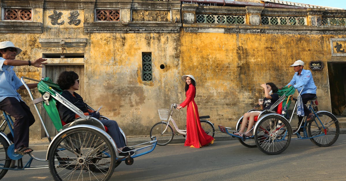 découvrez le cyclo-pousse, un moyen de transport écologique et original, idéal pour explorer la ville tout en profitant d’une promenade conviviale et respectueuse de l’environnement.