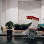 découvrez le cyclo-pousse, un moyen de transport écologique et typique, idéal pour explorer la ville de façon originale et authentique. profitez d'une balade conviviale tout en préservant l'environnement.