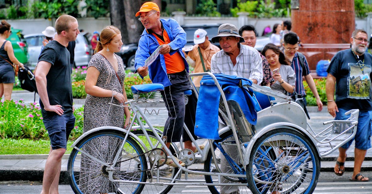 découvrez le cyclo-pousse, un moyen de transport écologique et original pour visiter la ville de manière authentique. profitez d'une balade conviviale et respectueuse de l'environnement !