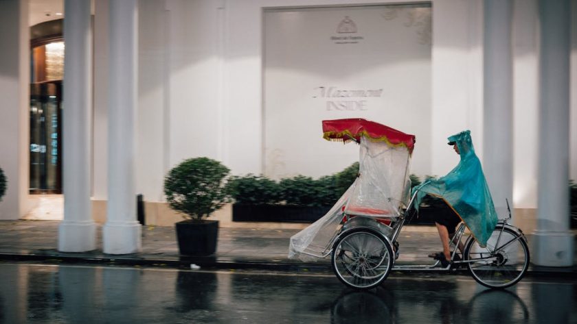 découvrez le cyclo-pousse, un moyen de transport écologique et typique, idéal pour explorer la ville de façon originale et authentique. profitez d'une balade conviviale tout en préservant l'environnement.