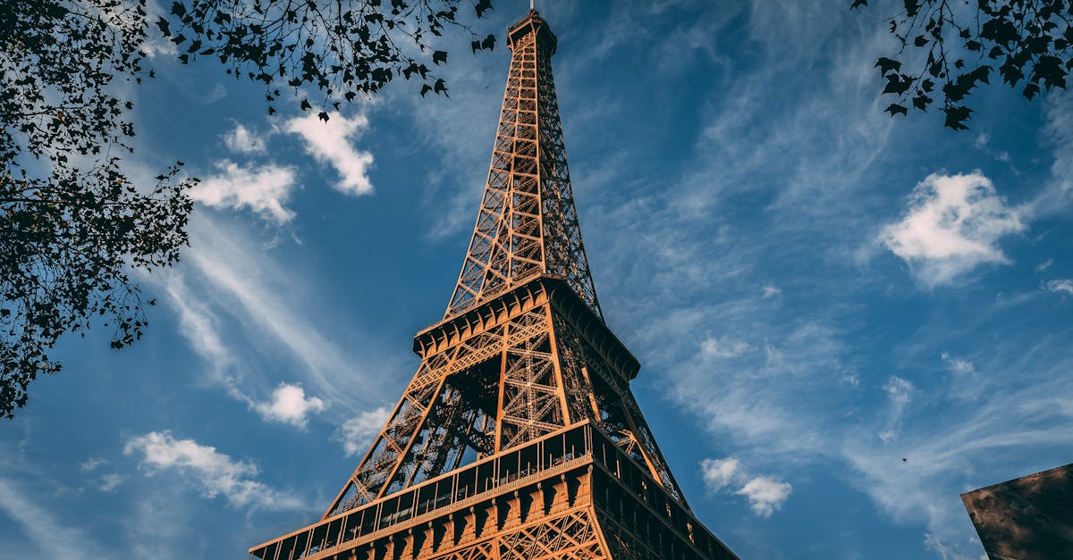 découvrez la majesté de la tour eiffel, symbole emblématique de paris. plongez dans son histoire fascinante, admirez ses vues panoramiques et explorez les secrets cachés de cette merveille architecturale incontournable lors de votre visite à la ville lumière.