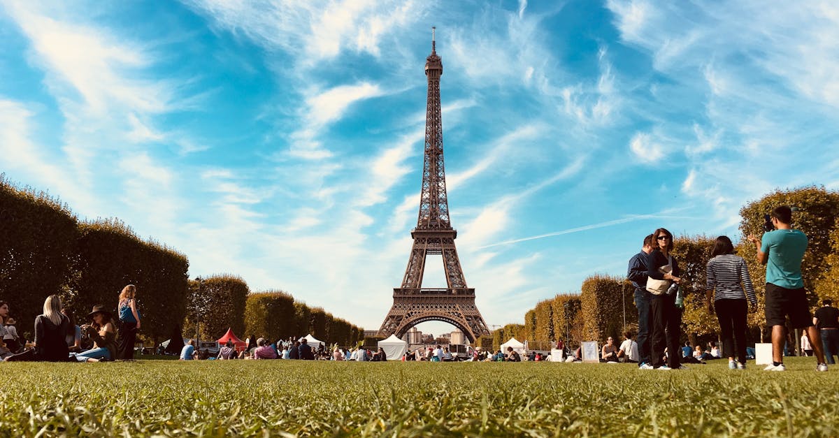 découvrez la majestueuse tour eiffel, symbole emblématique de paris. admirez sa structure en fer forgé, ses illuminations nocturnes et la vue imprenable depuis ses différents niveaux. un incontournable pour tout visiteur de la capitale française.