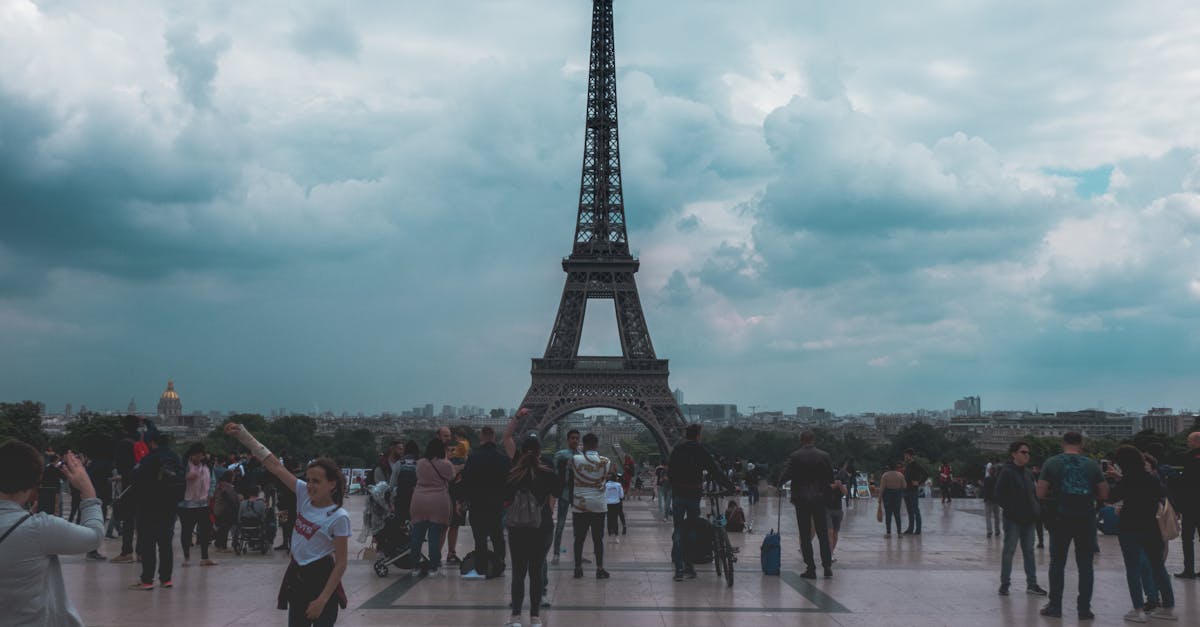 découvrez la magie de la tour eiffel, symbole emblématique de paris. plongez dans l'histoire fascinante de ce monument majestueux, admirez ses vues imprenables sur la ville et explorez les expériences uniques qu'elle offre. une visite incontournable pour tous les amoureux de la capitale française.