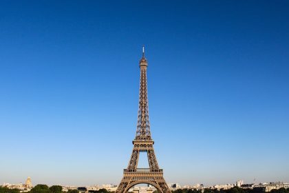 découvrez la magie de la tour eiffel, symbole emblématique de paris. plongez dans l'histoire, admirez la vue panoramique depuis ses étages et vivez une expérience inoubliable dans la ville lumière.