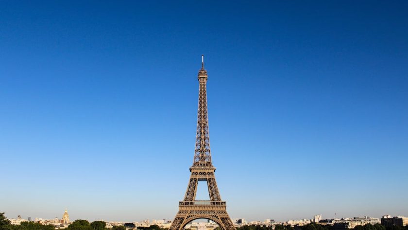 découvrez la magie de la tour eiffel, symbole emblématique de paris. plongez dans l'histoire, admirez la vue panoramique depuis ses étages et vivez une expérience inoubliable dans la ville lumière.