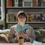 découvrez l'ambiance unique des cafés littéraires : des lieux chaleureux où passionnés de lecture, écrivains et amateurs de culture se retrouvent pour échanger autour de livres, organiser des rencontres et savourer des instants inspirants.