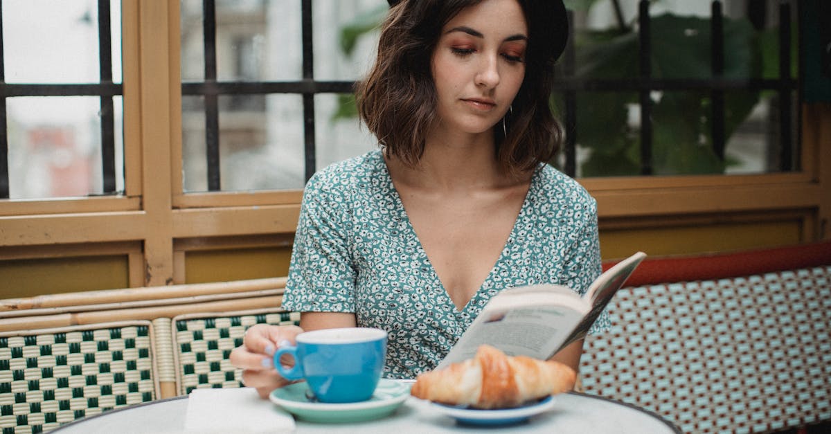 découvrez l'univers des cafés littéraires, des lieux uniques où passionnés de lecture et écrivains se retrouvent pour partager leurs idées, discuter d'œuvres et savourer un moment convivial autour de la littérature.