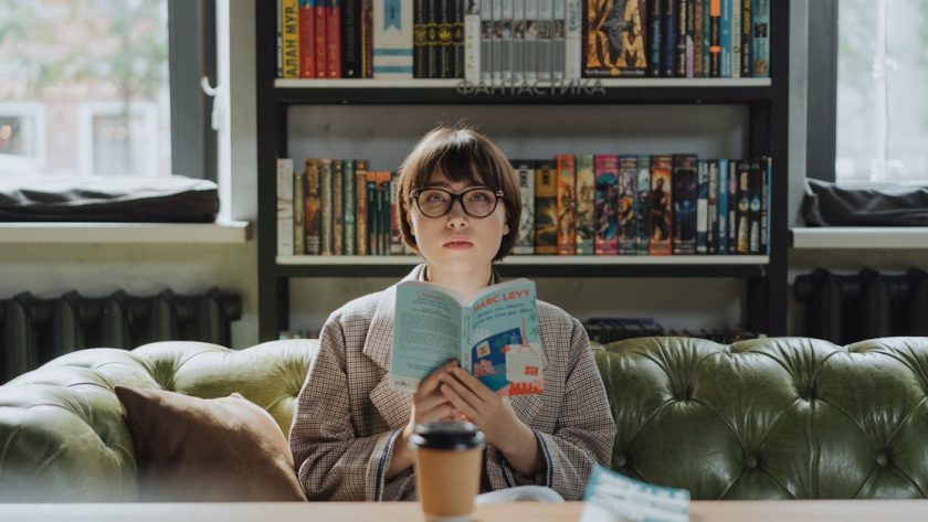 découvrez l'ambiance unique des cafés littéraires : des lieux chaleureux où passionnés de lecture, écrivains et amateurs de culture se retrouvent pour échanger autour de livres, organiser des rencontres et savourer des instants inspirants.