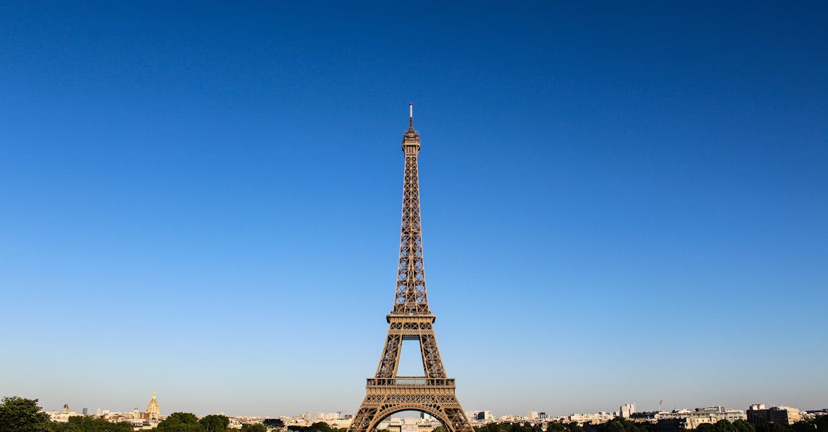 découvrez paris, la ville lumière : ses monuments emblématiques, sa gastronomie raffinée, sa culture riche et son atmosphère romantique. préparez votre visite et plongez au cœur de la capitale française !