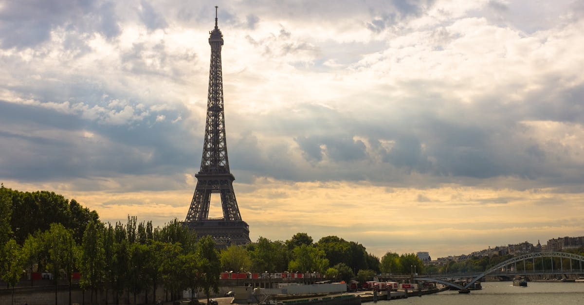 découvrez paris, la ville lumière : ses monuments emblématiques comme la tour eiffel et notre-dame, ses musées incontournables, ses quartiers animés et sa gastronomie raffinée. préparez votre visite avec nos conseils et bonnes adresses pour profiter pleinement de la capitale française.