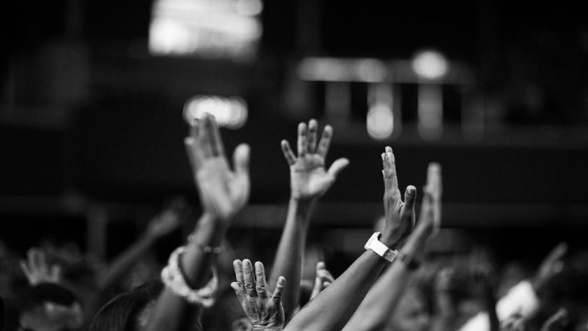 découvrez la signification de la solidarité, ses différentes formes et son importance dans la société. apprenez comment elle favorise l'entraide, le soutien mutuel et la cohésion sociale.