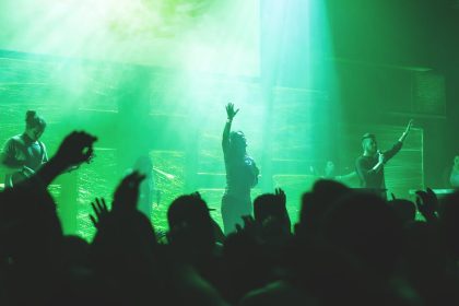 découvrez le sens profond du culte, une pratique spirituelle qui rassemble les croyants à travers chants, prière et adoration. plongez dans l'universalité de cette tradition et explorez ses différentes formes et impacts sur les communautés à travers le monde.